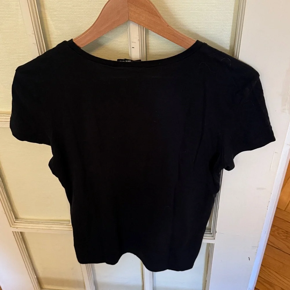 black graphic t shirt "wears black loves dogs" - Picture 4 of 4